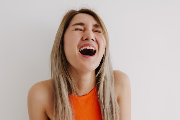 Foto ridendo e allegra donna vestito in arancione limone isolato su bianco