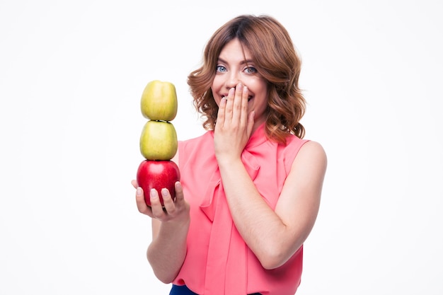 Foto donna elegante di risata che tiene le mele