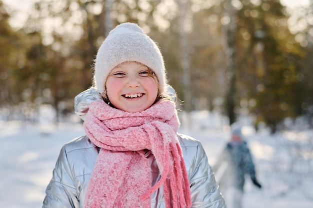 Photo laughing girl in warm winterwear