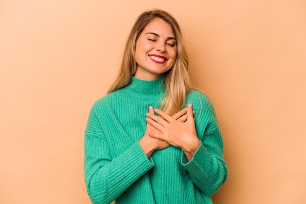 Foto ridere tenendo le mani sul cuore concetto di felicità