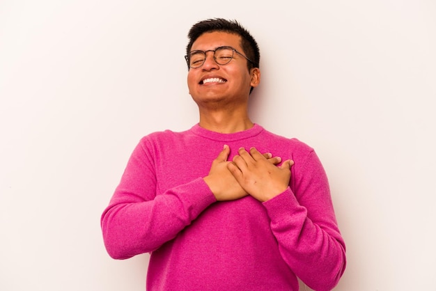 Ridere tenendo le mani sul cuore concetto di felicità