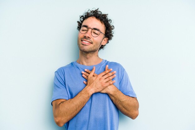 Foto ridere tenendo le mani sul cuore concetto di felicità