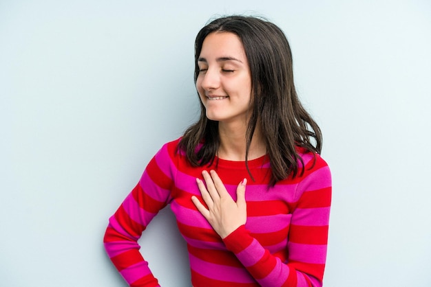 Ridere tenendo le mani sul cuore concetto di felicità