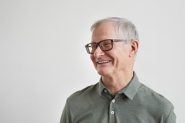 Photo laughing senior man on white