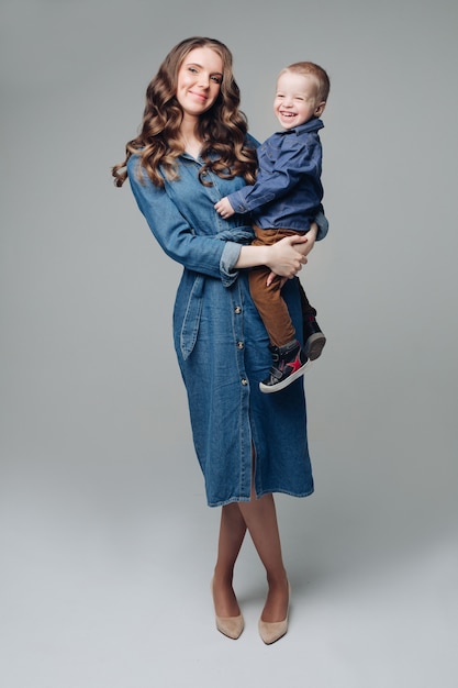 Foto figlio di risata e madre sorridente in studio