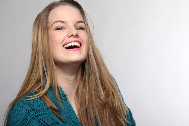 Photo laughing young blond woman with eyes closed