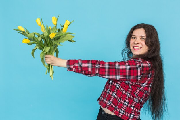 チューリップの花束と笑う若い白人女性