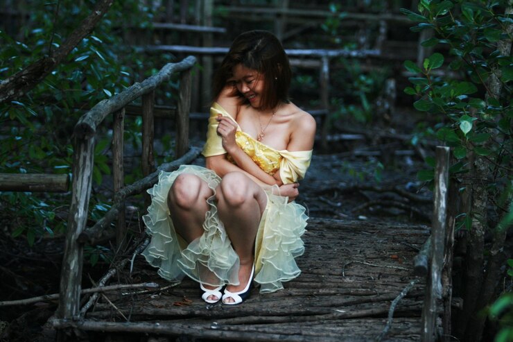 Photo laughing young woman posing in dress outdoors