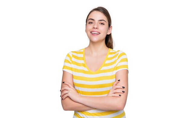 白で隔離の夏の縞模様のTシャツで若い女性を笑う