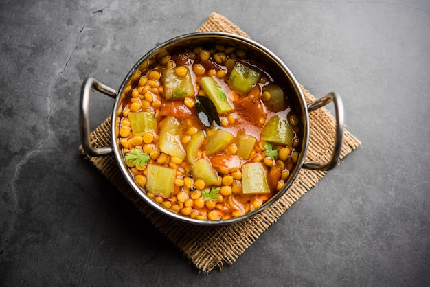 Lauki 또는 Doodhi Chana Dal Subji 또는 Bottlegourd Gram Curry, 그릇에 제공됩니다.선택적 초점