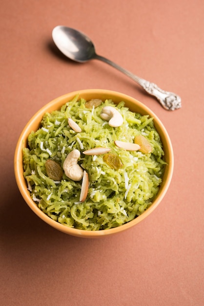 Foto lauki o doodhi ka halwa è un piatto dolce indiano popolare composto da zucca e guarnito con frutta secca, consumato caldo.