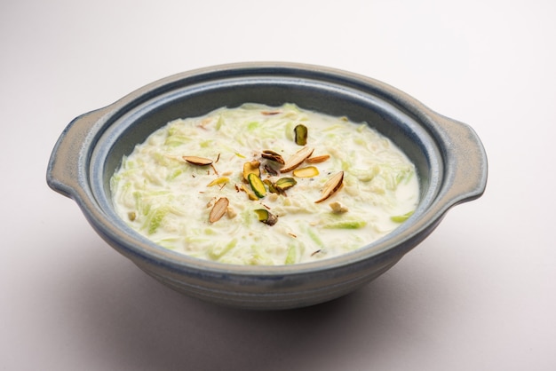 Lauki ki Kheer - Doodhi 또는 Gahiya 죽 또는 병 조롱박 Khir 또는 Payasam, 그릇에 제공