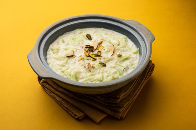 Lauki ki Kheer - Doodhi 또는 Gahiya 죽 또는 병 조롱박 Khir 또는 Payasam, 그릇에 제공