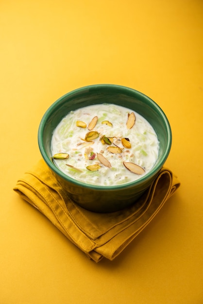 Lauki ki Kheer - Doodhi of Gahiya pap of flespompoen Khir of Payasam, geserveerd in een kom