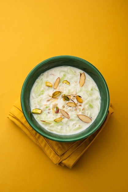 Lauki ki Kheer - Doodhi of Gahiya pap of flespompoen Khir of Payasam, geserveerd in een kom