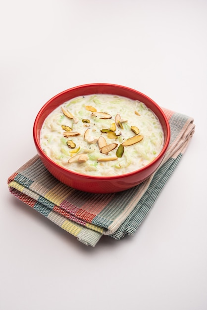 Lauki ki Kheer - Doodhi of Gahiya pap of flespompoen Khir of Payasam, geserveerd in een kom