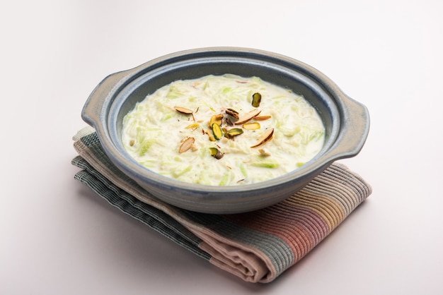 Lauki ki Kheer - Doodhi of Gahiya pap of flespompoen Khir of Payasam, geserveerd in een kom