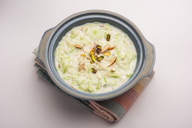 Lauki ki Kheer - Doodhi of Gahiya pap of flespompoen Khir of Payasam, geserveerd in een kom