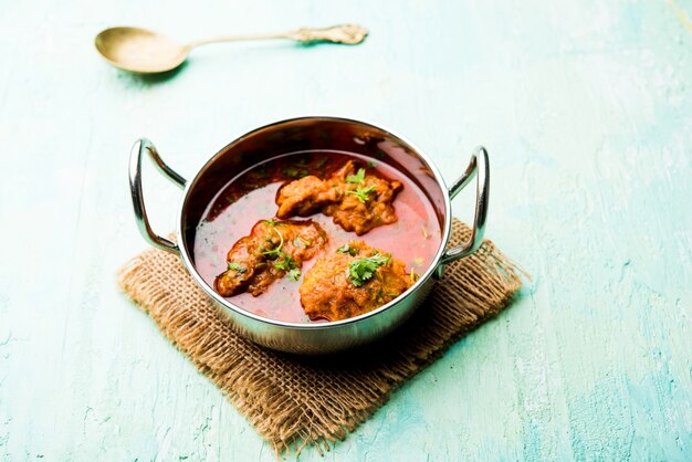 Lauki Kofta Curry gemaakt met Bottel Gourd of Doodhi, geserveerd in een kom of karahi. selectieve focus