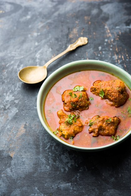 Lauki Kofta Curry gemaakt met Bottel Gourd of Doodhi, geserveerd in een kom of karahi. selectieve focus