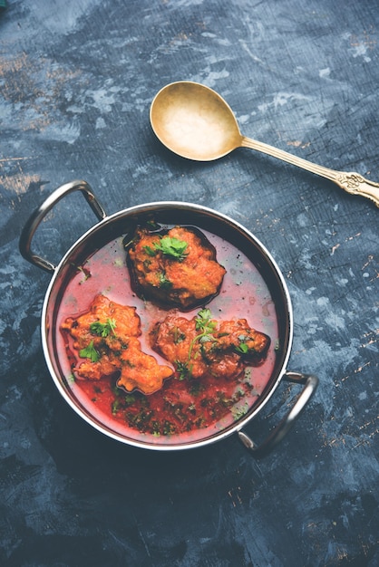 Lauki Kofta Curry gemaakt met Bottel Gourd of Doodhi, geserveerd in een kom of karahi. selectieve focus