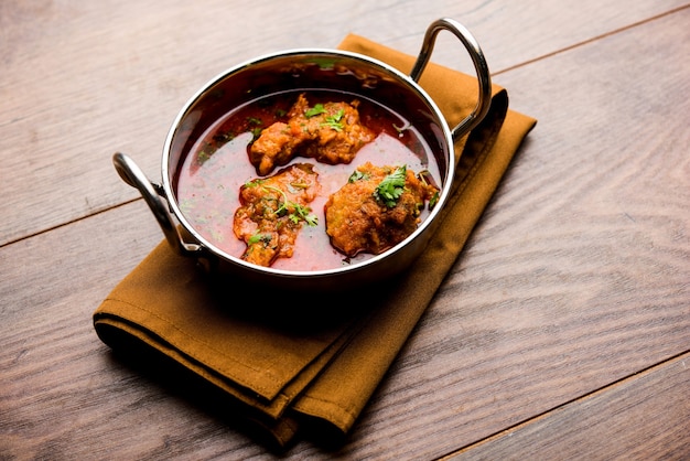 Lauki Kofta Curry gemaakt met Bottel Gourd of Doodhi, geserveerd in een kom of karahi. selectieve focus