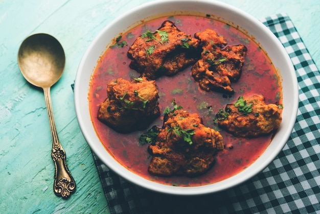 Lauki Kofta Curry, приготовленный с использованием Bottel Gourd или Doodhi, подается в миске или карахи. выборочный фокус