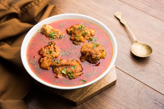 Lauki Kofta Curry, приготовленный с использованием Bottel Gourd или Doodhi, подается в миске или карахи. выборочный фокус