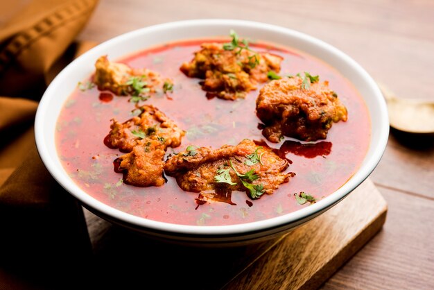 Lauki kofta curry realizzato con bottel gourd o doodhi, servito in una ciotola o karahi. messa a fuoco selettiva