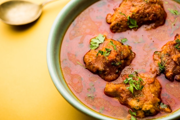 Bottel Gourd 또는 Doodhi를 사용하여 만든 Lauki Kofta 카레를 그릇이나 카라히에 제공합니다. 선택적 초점