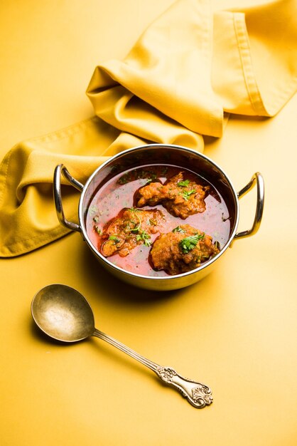 Photo lauki kofta curry made using bottel gourd or doodhi, served in a bowl or karahi. selective focus