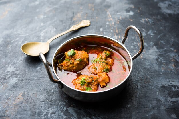 Bottel Gourd 또는 Doodhi를 사용하여 만든 Lauki Kofta 카레를 그릇이나 카라히에 제공합니다. 선택적 초점