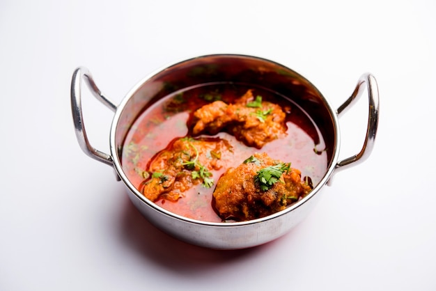 Bottelgourdまたはdoodhiを使用して作られたlaukikofta curryは、ボウルまたはカラヒで提供されます。セレクティブフォーカス
