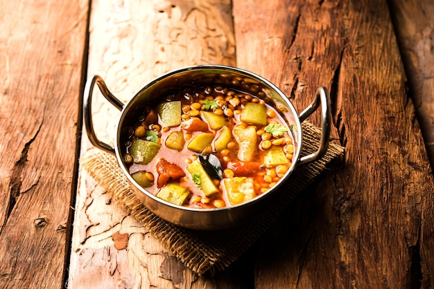 Lauki of Doodhi Chana Dal Subji of Bottlegourd Gram Curry, geserveerd in een bowl.selective focus