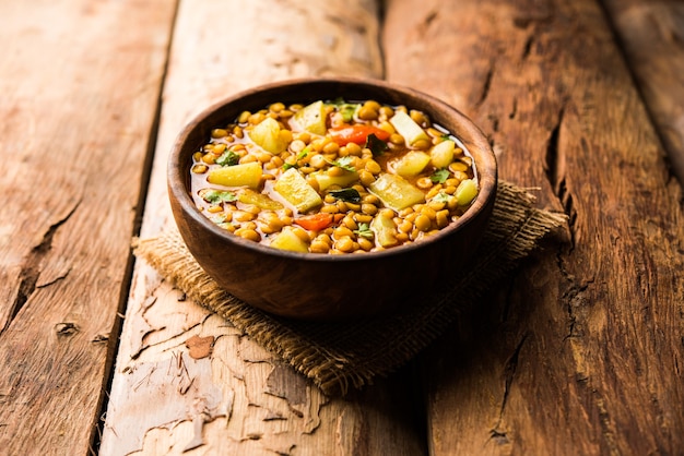 Lauki of Doodhi Chana Dal Subji of Bottlegourd Gram Curry, geserveerd in een bowl.selective focus