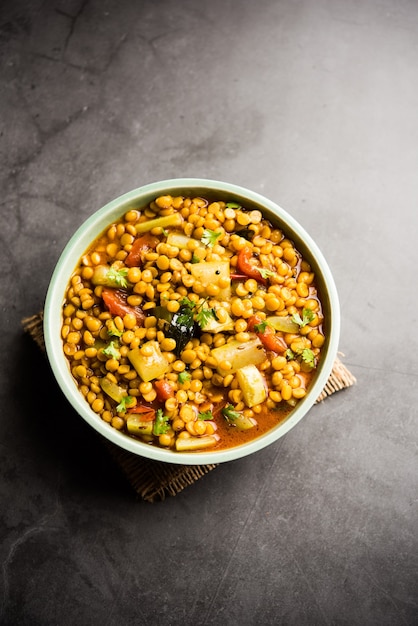 Lauki of Doodhi Chana Dal Subji of Bottlegourd Gram Curry, geserveerd in een bowl.selective focus