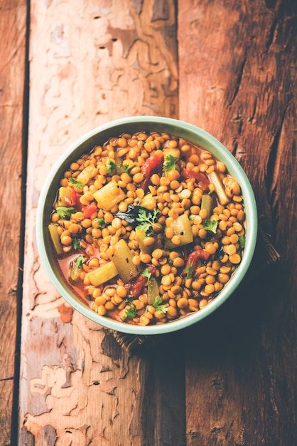 Lauki of Doodhi Chana Dal Subji of Bottlegourd Gram Curry, geserveerd in een bowl.selective focus