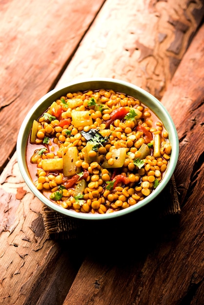 Lauki of Doodhi Chana Dal Subji of Bottlegourd Gram Curry, geserveerd in een bowl.selective focus