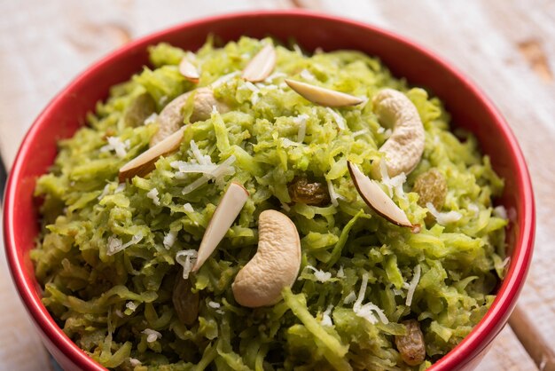 Foto lauki of doodhi ka halwa is een indiase populaire zoete schotel bestaande uit flespompoen en gegarneerd met droog fruit, warm geconsumeerd.