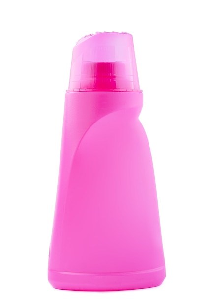 Стиральный порошок в розовой пластиковой бутылке на белом фоне