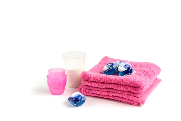 洗濯洗剤は白で隔離される粉末とカプセルの洗浄用量で様々な種類を並べ替えます