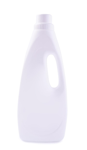 Стиральный порошок в белой пластиковой бутылке на белом фоне