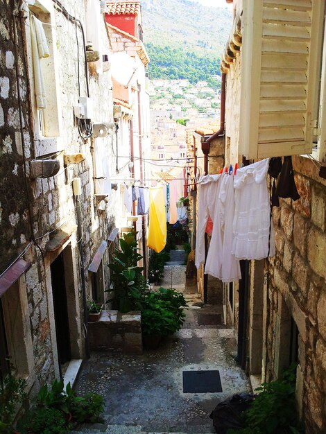 Photo laundry drying amidst buildings in city