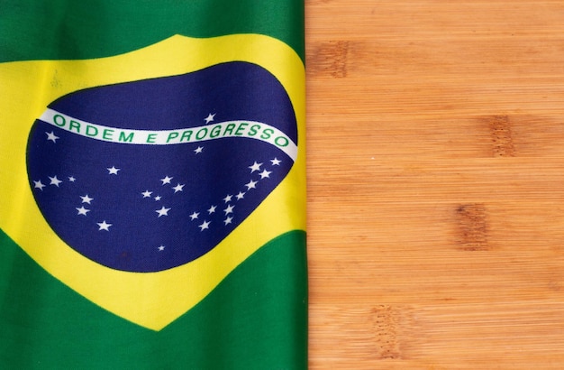 LAURO DE FREITAS BRASIL 21 JULI 2022 Braziliaanse vlag onder houten tafel