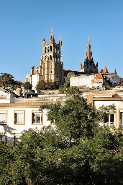 Lausanne Kathedraal van Notre Dame in het stadscentrum van Lausanne, in Zwitserland. Gezien vanuit de wijk Le Flon