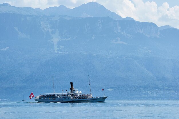 Lausanne, Zwitserland - 26 augustus 2016: Veerboot in het meer van Genève in Lausanne, Zwitserland. Mensen op de achtergrond