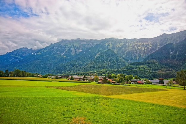 スイスのベルン州のインターラーケンオーバーハスリ地区にあるベルンアルプス山脈のあるラウターブルンネン村。