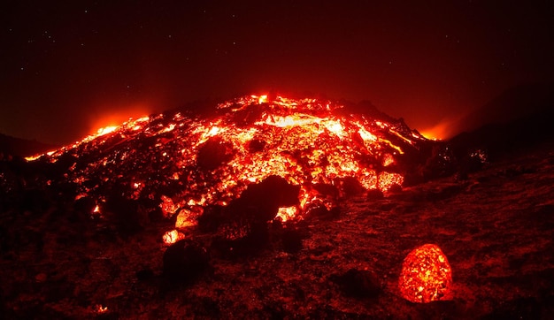 Foto flusso di lava sul vulcano etna durante un'eruzione - sicilia