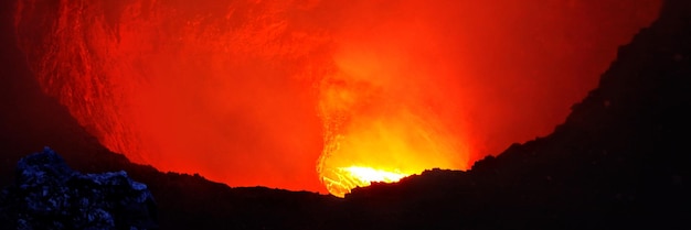 Foto lago di lava nel cratere di santiago sul vulcano masaya