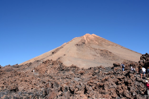 Photo lava and peak of teide volcano in tenerife, canary islands, spain